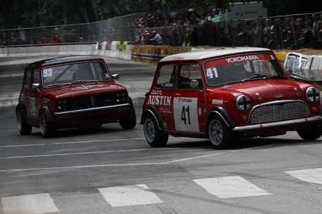 Kom lige og snak historisk dansk motorsport. 2 klassiske knaldrøde biler i sej dogfight. En Austin Mini Cooper mod en Morris Clubman. Det var fra dengang hvor engelske biler udgjorde en magtfaktor i den danske bilpark.
(Foto: Allan Nielsen)